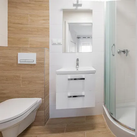 Family Homes - アパート